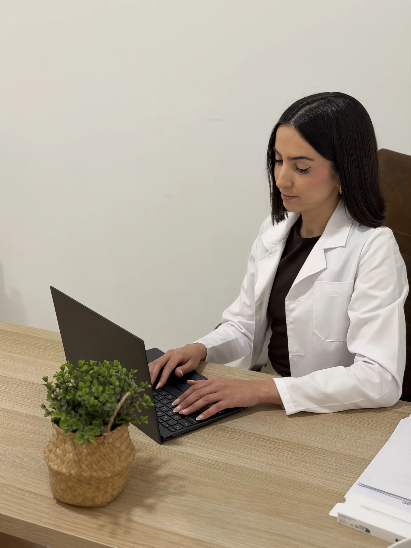 Doctora de Vivaltia revisando información clínica en consulta