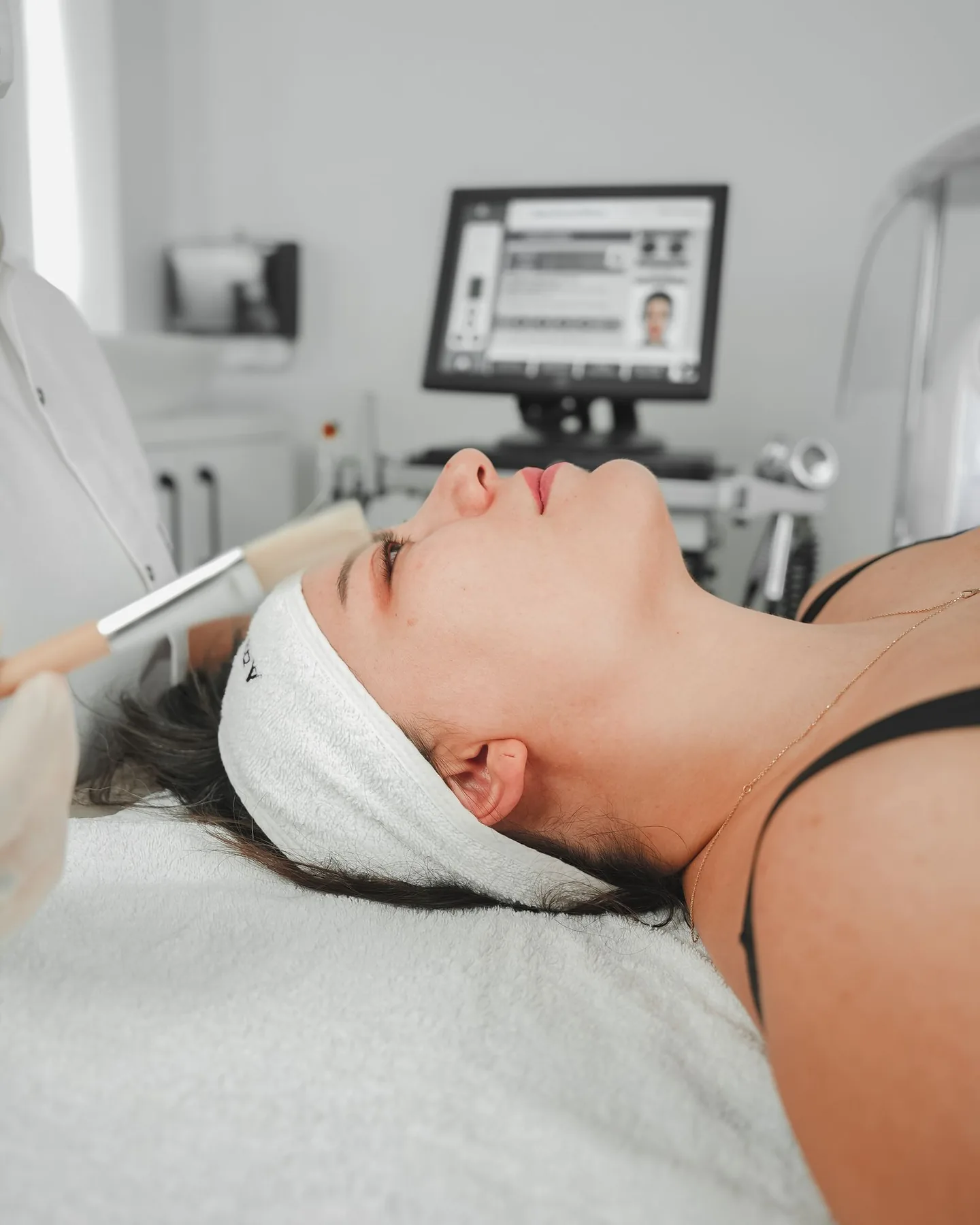 Aplicación profesional de un peeling facial con pincel
