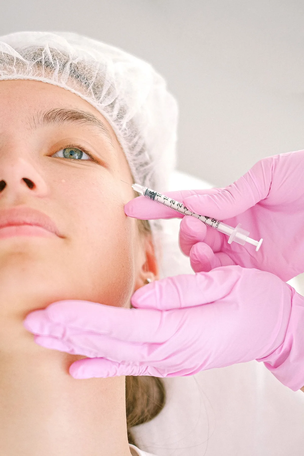 Procedimiento médico facial realizado con material de inyección